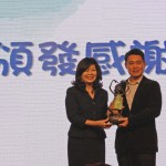 臺中「張老師」中心主任委員張麗莉（左）致贈禮品給新業(yè)建設邱正光副總（右）作為紀念，感謝新業(yè)建築夥伴們持續(xù)為青少年及民眾回饋一己之力。