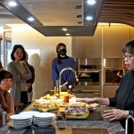 觀峰邀請(qǐng)廚具設(shè)備老師掌握「蒸烤箱」、「洗碗機(jī)」等廚具的使用訣竅，現(xiàn)場(chǎng)示範(fàn)了蔬食料理教學(xué)，宛如一場(chǎng)小而美的輕食饗宴！