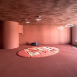 「新業(yè)觀峰」室內(nèi)遊樂(lè)區(qū)映入眼簾的是寬敞的橘紅色調(diào)，但內(nèi)有玄機(jī)：地面、壁面鋪上天然亞麻，並以硅藻土作為天花板塗料，搭配山洞、活動(dòng)積木、書(shū)架可多元使用。