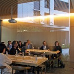 新業(yè)建設(shè)董事長卓勝?。ㄓ叶┘熬友兴êB師團隊進行簡報說明，將新業(yè)宜家的建築立面、動線與公設(shè)空間一一介紹，現(xiàn)場宛如與建築進行一場沉穩(wěn)而內(nèi)斂的對話。