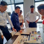 如何將美學(xué)真正實(shí)現(xiàn)在生活中？具備易清理、不易殘留油煙及污漬的人造石檯面與烤漆玻璃，在整體搭配上也需要同步想像，視覺(jué)效果的用色等。