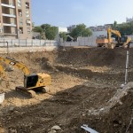 開(kāi)挖地基講求細(xì)膩度，需要一一評(píng)估地質(zhì)種類(lèi)、水位，及不影響鄰房地基為原則。