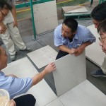 不論磁磚的用途是鋪地、上牆，或?qū)﹃柟饧帮L(fēng)雨首當(dāng)其衝的建築外牆，所需要的吸水率、抗拉力、抗酸鹼性等層面都需要具備一定的能力，方可為居家安全帶來安心的作用。