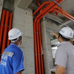 每一條管線宛如建築的筋絡(luò)血管，平整、有條理不紊亂的管線配置，才能為將來(lái)種下舒適的環(huán)境，現(xiàn)場(chǎng)工地主任與水電廠商按圖施工監(jiān)督把關(guān)。
