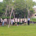 【新業(yè)觀峰】的水岸及前庭步道，連接著日本藝術(shù)家「駿河 敏」親手拚貼綴飾的碉堡。它不僅是孩子爬高探險滿足好奇心的碉堡，也是觀峰前院一大充滿童趣的微地景藝術(shù)。