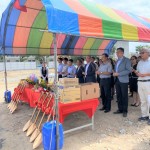 新業(yè)建設(shè) 穆椿松名譽(yù)董事長(zhǎng)(右五)，帶領(lǐng)著各部門職人團(tuán)隊(duì)，一同焚香祝禱，相信心誠(chéng)則靈，能使【築願(yuàn)景】在天時(shí)、地利、人和的條件下完美開展。