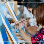 拿起畫筆，輕描淡繪著想像，今年冬季，點亮一盞屬於你溫暖的樹，收藏這份來自冬日的祝福。