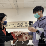 會議開始前致上專屬伴手禮及餐盒，感謝在百忙之中的抽空參與。