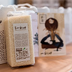 手捧一畝田，品嚐著音符的綿密，分享在座嘉賓。