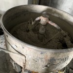 在職人大展身手前，先將石子材料與石泥按比例混合，是重要的事前作業(yè)。