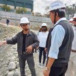 藝術(shù)家王忠龍(左一)與新業(yè)團(tuán)隊(duì)一同前往【築願(yuàn)景】基地選石，表達(dá)這塊土地與建築物之間的對(duì)話及密切關(guān)係。