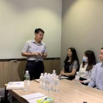 新業(yè)建設(shè)邱正光副總經(jīng)理(圖中)，勉勵(lì)夥伴們精進(jìn)自我，也不吝分享自身對(duì)工作的態(tài)度與心得，使新進(jìn)的生力軍們獲益良多。