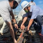 新業(yè)建設(shè)名譽董事長穆椿松先生（圖前排右一），於樓頂安裝「噴金漆鋼筋」即為上樑，古有云「上樑有如人之加冠」，不論在建築進度及民俗學上都極具意義。