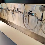 新業(yè)職人團隊了解每人偏好的水壓力道不同，打開蓮蓬頭，生活中的瑣事，隨著水渦消散，沖洗去一身的疲憊與喧囂，在氤氳升騰的霧氣中療癒身心。