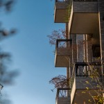 闊達(dá)6米面寬的樹島陽臺(tái)，為客廳延伸一幅闊綠景致，天光雲(yún)影還有大樹相伴，可以是一人獨(dú)坐的書席、兩人對(duì)話的雅座，也是一家人共聚午茶時(shí)光的花園，大陽臺(tái)空間讓生活走出戶外，就像擁有一座自己的院子，隨心隨意自由運(yùn)用。