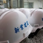 新業(yè)總是將住戶的需求與期待放在心上，每一頂工程頭盔不僅代表專業(yè)，也象徵著與建築師心起手應(yīng)，一步一腳印的紮穩(wěn)馬步。