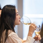 純淨的白蘇微濃，金黃閃爍的光澤閃爍，清爽、芬芳的氣息在口中縈繞，是款不可多得的佳釀！