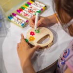 為自己的搖搖鈴鼓穿上繽紛的新衣，動動小手畫出可愛的小花，屬於孩子們的揮灑創(chuàng)意時光。