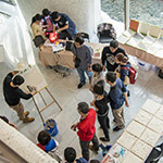 建築藝術(shù)家在樣板上示範「作畫」