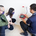 在客服人員、工務(wù)同仁的陪同下，弱電廠商測(cè)試電視插座，並且詳細(xì)的解說弱電箱的位置。