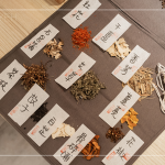 紅花骨、干薑、檸檬香茅、石菖蒲、艾草、薑黃、蜜香紅烏龍茶枝、故子、白芷、骨碎補(bǔ)、花椒等11種純天然臺(tái)灣本土藥草，敬重自然、愛(ài)護(hù)環(huán)境。