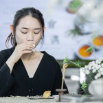 帶領家族好友探索茶湯的箇中滋味，在專業(yè)手法與步驟下，品出蜜香紅茶的甜、白茶的清香、鐵觀音的獨特韻味。