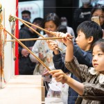 以皮為底，以桿為骨，體驗皮影戲偶，躍上小小影窗中，讓小朋友們增添另一份趣味的體驗。