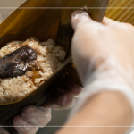 東坡肉、栗子、鹹蛋黃、香菇、蝦末、紅蔥酥為內(nèi)餡，油亮的色澤，待出蒸鍋，濃情粽意飄香，為今年端午時(shí)節(jié)，添上最思念的味道。