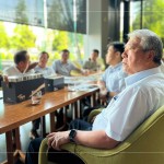 新業(yè)建設(shè) 創(chuàng)辦人穆椿松先生 帶領(lǐng)新業(yè)團(tuán)隊(duì)一同前往廚具品牌選品，開啟一場建築職人與廚具職人的對(duì)話。