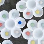 五顏六色的高溫釉藥，後續(xù)經(jīng)過1230度的高溫?zé)u，待火窯燒結(jié)後，這只陶風(fēng)鈴，將化為獨(dú)一無二的手感工藝。