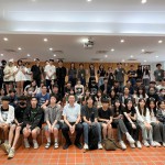 看見(jiàn)新世代面對(duì)建築懷抱著純粹之心，新業(yè)每年願(yuàn)盡一份心力助學(xué)子們穩(wěn)紮穩(wěn)打，築夢(mèng)踏實(shí)。(圖第一排左七為新業(yè)建設(shè) 蕭智夫 建築師)