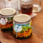 每瓶DIY沙拉罐成品綁上新業(yè)客製化紙標，讓每位住戶回家開封時，再次回憶起「油潤食刻」中的每一刻。