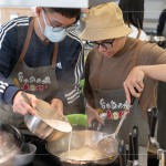 蘿蔔絲燜煮至透明後，將拌勻的粉漿倒入鍋中，與蘿蔔絲加熱拌勻，至粉漿完全糊化。