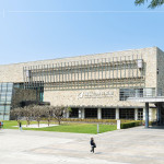 三月初春之際，相聚國(guó)家級(jí)藝術(shù)殿堂－國(guó)立臺(tái)灣美術(shù)館，聆聽(tīng)一段充滿轉(zhuǎn)折起伏的星途旅程。