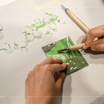 透過版畫藝術中的凸版技法，運用角刀與圓刀等工具，一刀一筆、刻法交錯出圖樣，展現(xiàn)細膩的紋理與豐富的層次感。