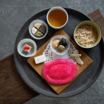 舒心午後，帶著大家來場糕點品茗，喝著杉林溪的生態(tài)紅茶、品嘗鹹甜交織的傳統(tǒng)肉餅、意想不到的鳳片龜口感、鹹香濃稠的麵茶等中式糕點。