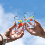 特別致贈新業(yè)設(shè)計(jì)的「啤酒杯組」作為伴手禮，期盼在這個(gè)盛夏日常，為您增添一抹沁涼陪伴。(禁止酒駕，未滿十八歲禁止飲酒)