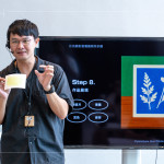 藍(lán)曬藝術(shù)家-許翰殷，以藍(lán)曬法教學(xué)引導(dǎo)，結(jié)合自然媒材與負(fù)片創(chuàng)作，帶領(lǐng)住戶製作獨(dú)一無(wú)二的明信片。 