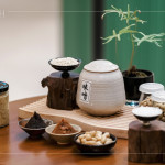 從古日本傳入至今，味噌早已融入臺灣的飲食日常，無論是湯、醬或佐料，都成為家常裡的一抹溫暖。