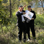 即使是一棵樹(shù)的規(guī)劃，也需方方面面、適居適所，為社區(qū)打造自在森活的綠意空間。(圖左為新業(yè)建設(shè)總經(jīng)理-簡(jiǎn)福榮、圖右為國(guó)際金獎(jiǎng)建築師-楊家凱)