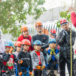 聽著老師的詳細(xì)解說，了解攀樹的安全性與技巧，無論是大人、小孩都迫不及待地準(zhǔn)備大顯身手一番。