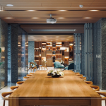 『蒔光交誼廳』接續(xù)著『鎏光多功能教室』，化繁為簡的設計，將廳堂與前庭自然的融合。