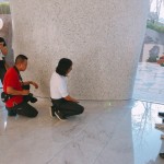 每座形狀與曲線都獨(dú)一無二的柱體底部，踢腳板的裝設(shè)一點也不馬虎，實心用材、手工打造，連接地面與柱底完美貼合，幾乎無縫接軌。