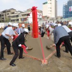 由新業(yè)大家長(zhǎng) 穆椿松榮譽(yù)董事長(zhǎng)(左一)領(lǐng)導(dǎo)鋤土、堆土，代表動(dòng)土工程正式開始，也象徵往後工程一切平安順利。