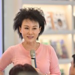 譚老師近距離與我們接觸，告訴我們?nèi)绾伪芏尽⒔档透鞣N毒素的影響，也破解「大家都這麼說(shuō)但不見(jiàn)得正確」的流言，讓無(wú)毒的生活更精準(zhǔn)到位。