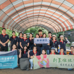 新業(yè)集結行銷、設計、營建、土開、活動、財務、人資各部門同仁，實際參與原生苗木培育-換盆作業(yè)，希望透過復育工作，讓森林恢復自癒力。