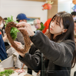 充滿祝福的節(jié)日即將到來(lái)，提前感受指尖上的聖誕，一圈圈纏繞的不只是花與葉，更是一份為自己編織的祝福與溫柔。