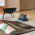 緩慢的生活不必捨近求遠(yuǎn)，一口卡布奇諾、一項(xiàng)藝術(shù)擺飾，一本雜誌中你愛的頁(yè)數(shù)，伴隨著時(shí)而飄揚(yáng)、時(shí)而雀躍的音符，幸福感恰到好處。