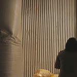 「民以食為天，食以米為先」，這些稻米在進(jìn)入我們的餐碗前，都曾在碾米廠及穀倉(cāng)裡經(jīng)過(guò)一道道程序與嚴(yán)謹(jǐn)?shù)钠焚|(zhì)把關(guān)，經(jīng)由這些費(fèi)工的處理，才能贈(zèng)予那位，新業(yè)心目中重要的人。