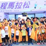 第四屆臺(tái)中城市半程馬拉松，正值萬聖節(jié)的節(jié)慶氛圍，臺(tái)中市長盧秀燕（中）與大小朋友也應(yīng)景地扮成南瓜精靈，趣味的裝扮讓馬拉松賽事更添可看性！